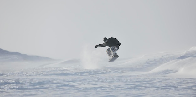 Freestyle-Snowboarder springen und fahren