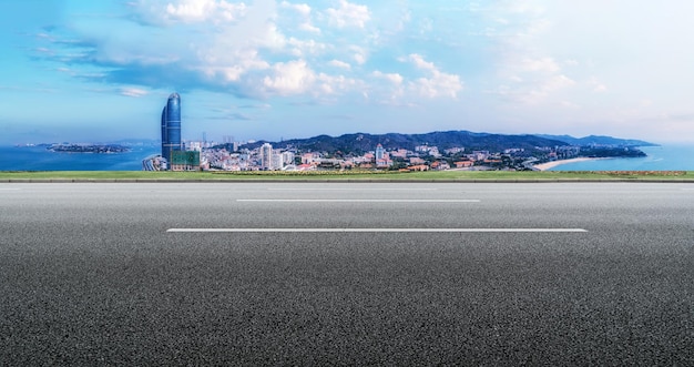 Freeway-Skyline und moderne Gebäude im Finanzviertel