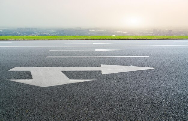 Freeway-Skyline und moderne Gebäude im Finanzviertel