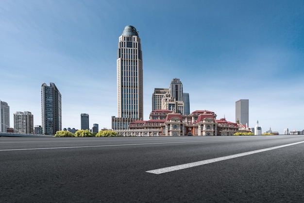 Freeway-Skyline und moderne Gebäude im Finanzviertel