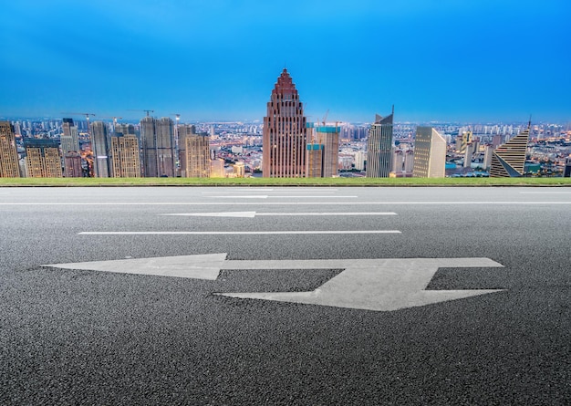 Freeway-Skyline und moderne Gebäude im Finanzviertel