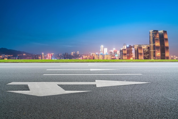 Freeway-Skyline und moderne Gebäude im Finanzviertel