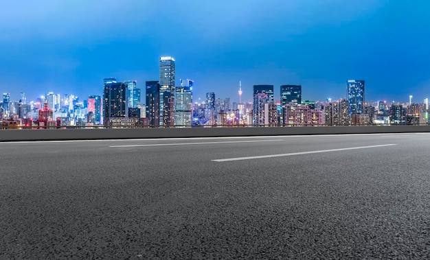 Freeway-Skyline und moderne Gebäude im Finanzviertel