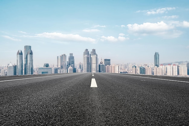 Freeway-Skyline und moderne Gebäude im Finanzviertel