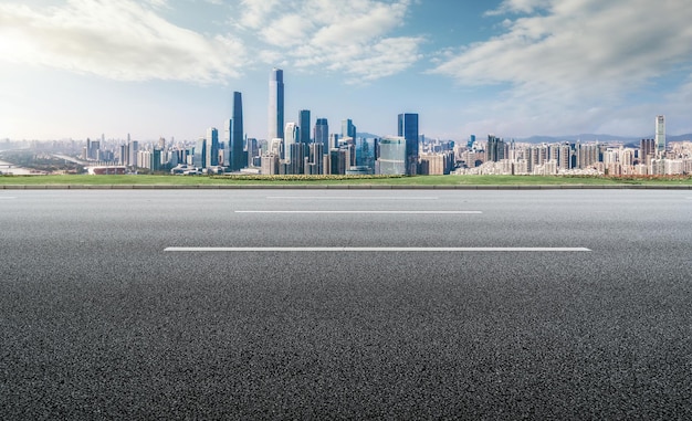 Freeway-Skyline und moderne Gebäude im Finanzviertel