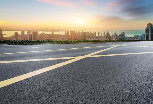 Freeway-Skyline und moderne Gebäude im Finanzviertel