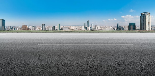 Freeway-Skyline und moderne Gebäude im Finanzviertel