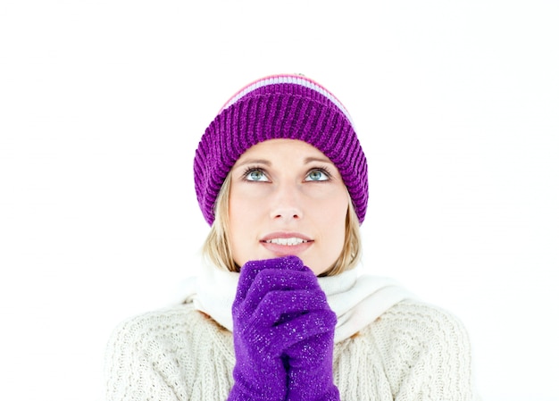 Freezed Frau, die Kappe und Handschuhe trägt