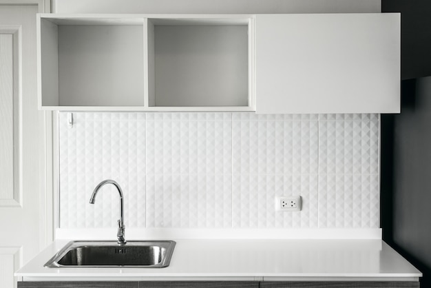 fregadero de acero en la cocina blanca moderna limpia diseño de interiores