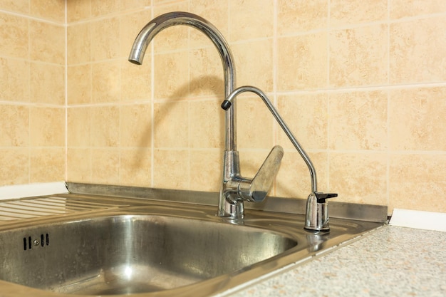 Fregadero de agua con grifo en baño o cocina de loft caro