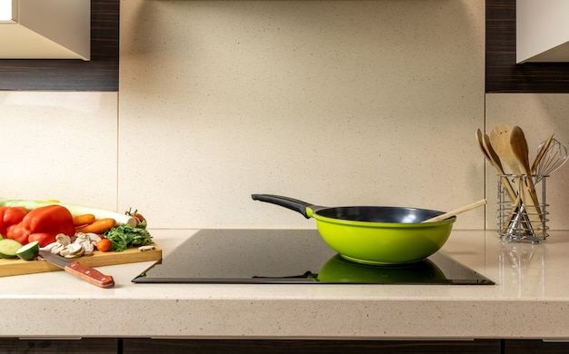 Fregadero de mármol con preparación vegetal glassceramic espacio de copia el enfoque selectivo