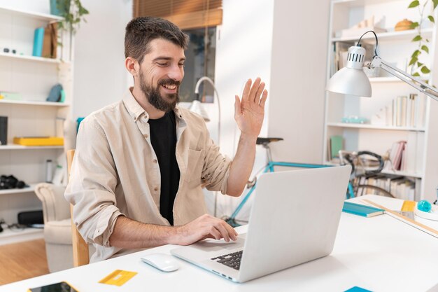 Freiberufler, der von zu Hause aus am Computertisch arbeitet