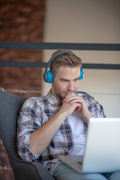 Freiberufler. Ein Mann, der versucht, sich auf die Arbeit zu konzentrieren, während er von zu Hause aus arbeitet