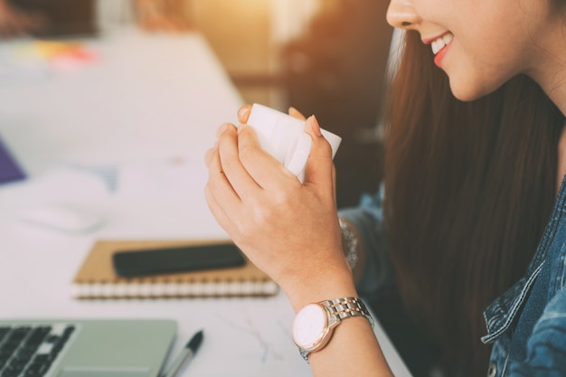 Freiberuflerfrau, die Kaffee mit digitaler Laptop-Computer trinkt