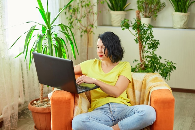 Freiberuflerin, die zu Hause am Laptop arbeitet