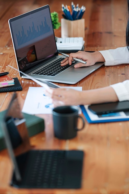 Freiberuflerin, die zu Hause am Schreibtisch mit Laptop-Computer arbeitet. Planung der Analyse des Finanzberichts, der Investitionen in den Geschäftsplan, des Konzepts der Finanzanalyse.