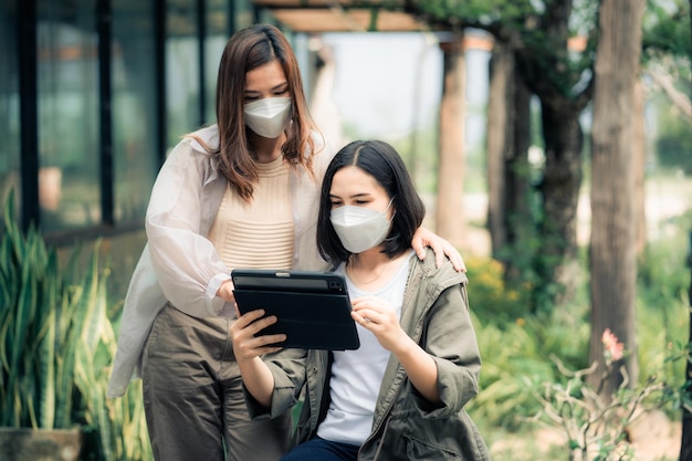 Freiberuflerinnen besprechen neue Inhalte, die für das perfekte Projekt erstellt wurden