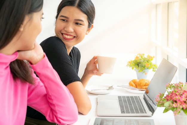 Freiberufliche Arbeit im Café