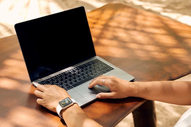 Freiberufliche Frau Arbeit von Laptop in Tropical Cafe