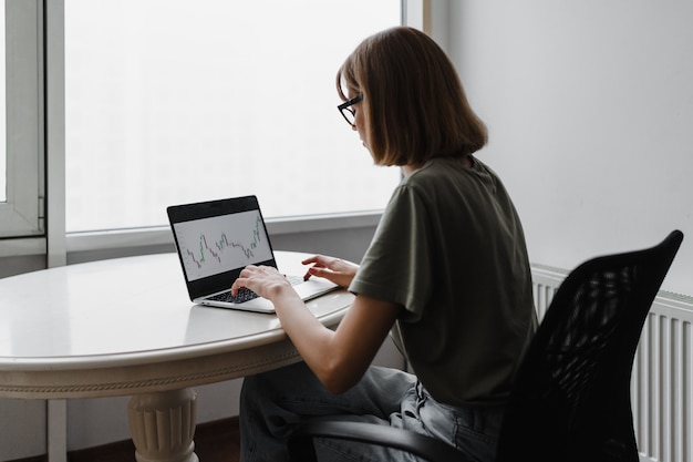 Freiberufliche Frau mit Laptop-Computer zu Hause sitzen. Freiberufliche Arbeit, Business People Concept