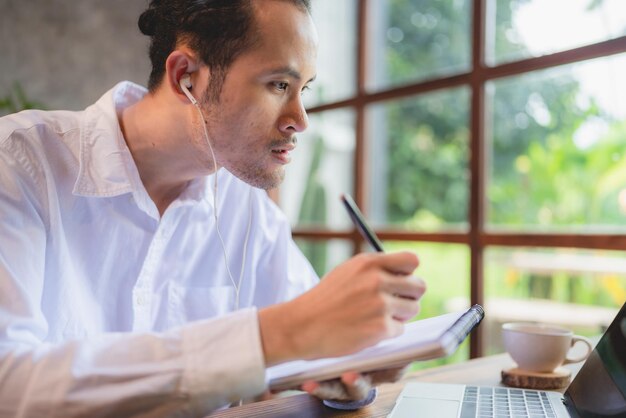 Freiberufliche Geschäftsperson, die von zu Hause aus per Online-Videokonferenz auf dem Laptop arbeitet