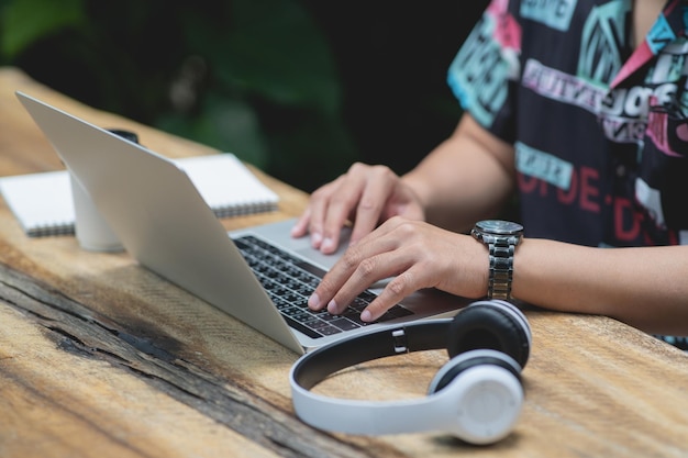 Freiberuflicher Mann, der im Café am Laptop arbeitet Mann, Entwickler, Programmierer, Dateningenieur, der während der Arbeit im Restaurant denkt Freiberufliche Arbeit und Arbeit von überall Konzept