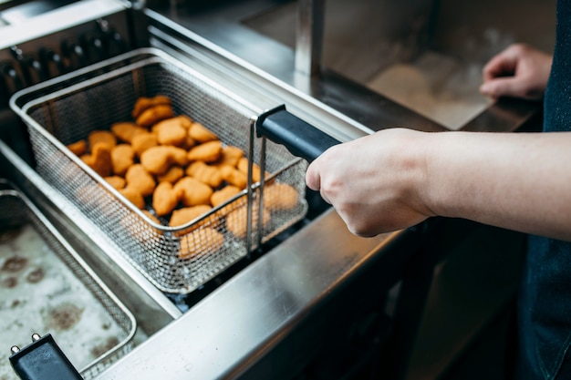 Freidoras y grill, equipamiento de un restaurante de comida rápida