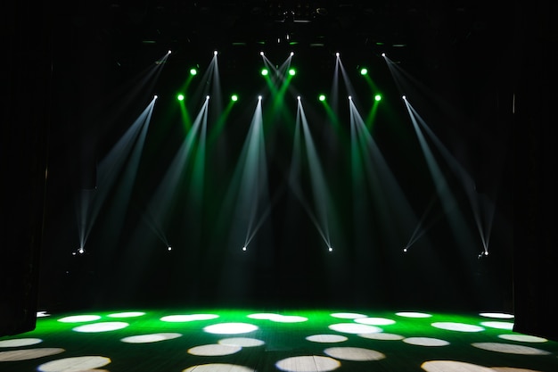 Freie Bühne mit Lichtern, Beleuchtungsgeräten auf dem Konzert.