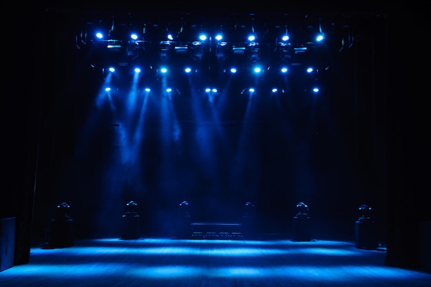 Freie Bühne mit Lichtern, Hintergrund der leeren Bühne, Scheinwerfer, Neonlicht, Rauch.