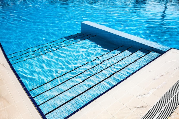 Freier blauer Swimmingpoolhintergrund der Treppe