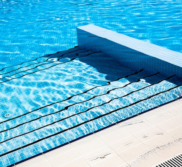 Freier blauer Swimmingpoolhintergrund der Treppe