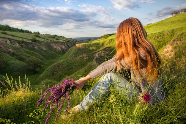 Freiheit - Mädchen auf der Natur in der Sonnenuntergangszeit