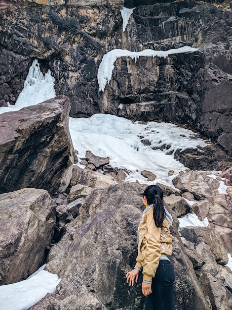 Freiheit Reisende Frau. Ein weiblicher Tourist, der die Berge bewundert und in die Berge geht