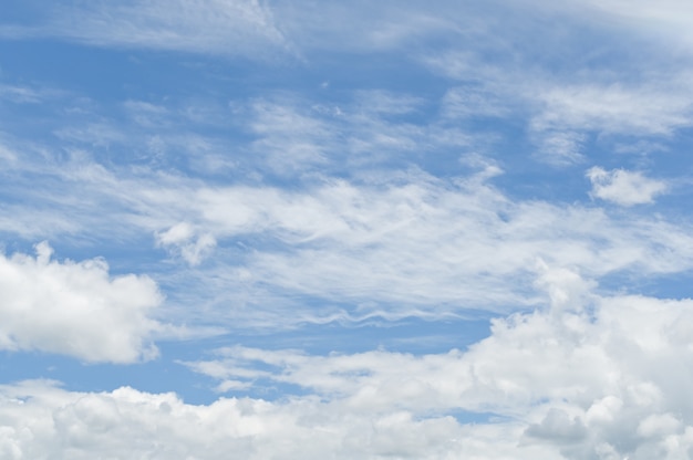 Freiheit weiße Wolken im blauen Himmel für Naturhintergrund