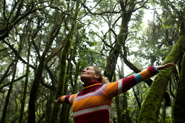 Freiheitsmenschen genießen das Gefühl mit Naturwald Frau, die die Arme in den grünen Wäldern ausstreckt Freizeit und ptrees Schutz Der Tag und das Leben der Erde landschaftlich reizvoller Ort Tourist in einem erstaunlichen Reiseziel