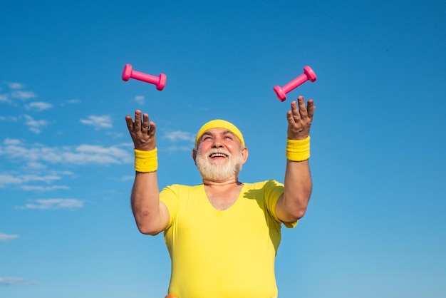 Freiheitsruhestandskonzept Porträt eines gesunden, glücklichen Lächelns, Senior Health Club oder Rehabilitationscent