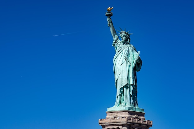 Freiheitsstatue in New York isoliert auf Blau