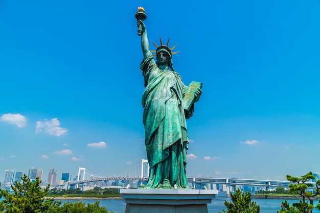 Freiheitsstatue mit Regenbogenbrücke in Odaiba-Insel