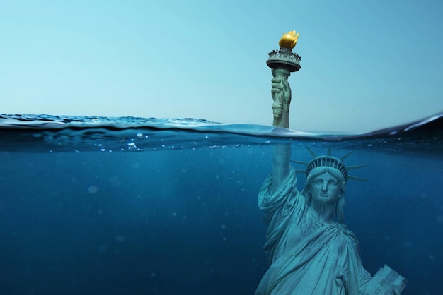 Freiheitsstatue Unterwasserkatastrophe und Konzept der globalen Erwärmung Überschwemmung Amerikas Kreative Idee der Umweltverschmutzung