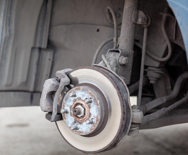 Freio a disco do veículo para reparo em processo de substituição de pneus reparo do freio do carro na garagem