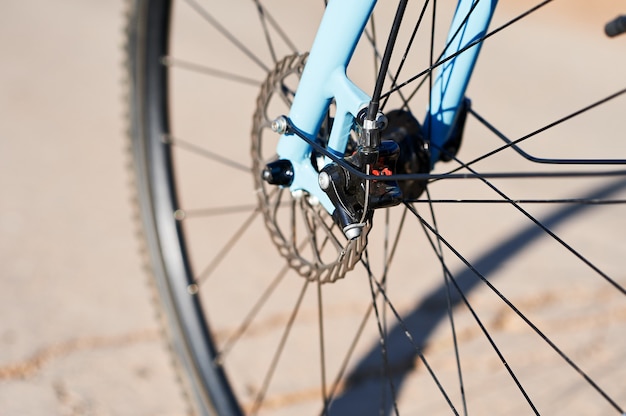 Freios a disco de uma bicicleta de corrida, operados por cabo. garfo de bicicleta com roda.