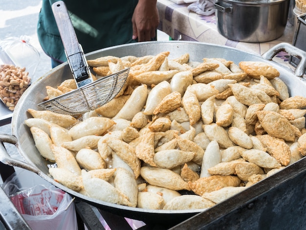 Freír las albóndigas y la bola de pescado