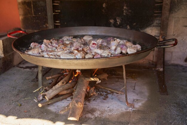 Freír la carne para una paella