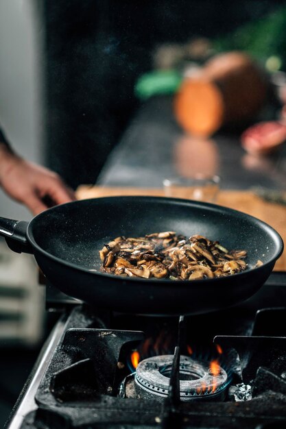 Foto freír champiñones shiitake en rodajas en un restaurante vegano