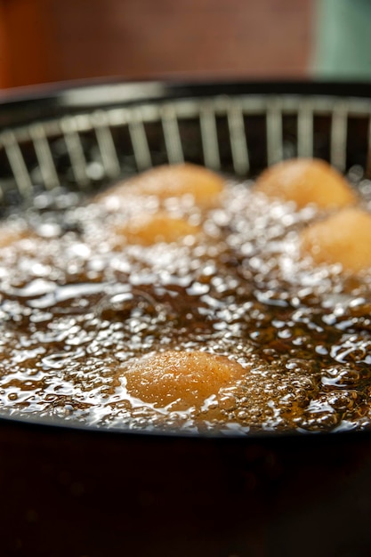 Freír croquetas brasileñas rellenas de pollo en aceite de soja hirviendo Coxinha de frango