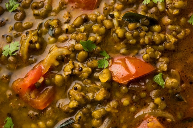 Freír entero verde Moong Dal o Tadka de frijol mungo entero servido en un tazón. enfoque selectivo