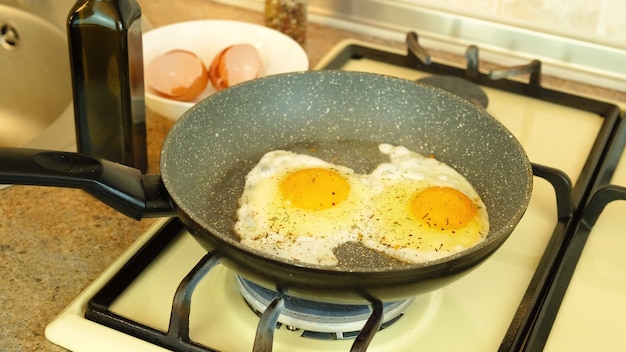 Freír los huevos revueltos en una sartén. enfoque selectivo. Naturaleza.