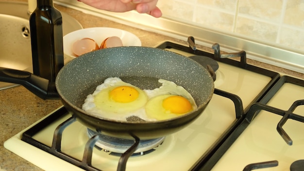 Freír los huevos revueltos en una sartén. enfoque selectivo. Naturaleza.