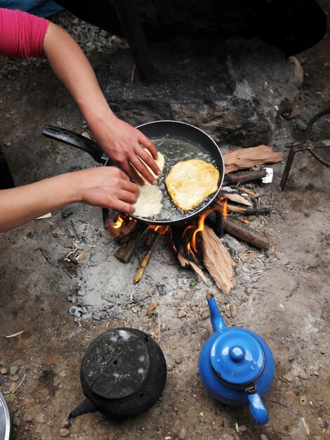 Freír la masa en fuego de leña