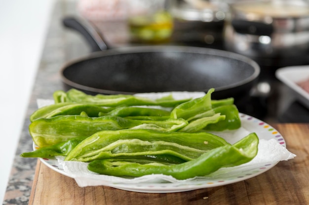 Freír pimientos en la cocina